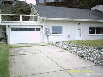 562 Pebble Beach Drive , Oak Harbor, WA 98239
