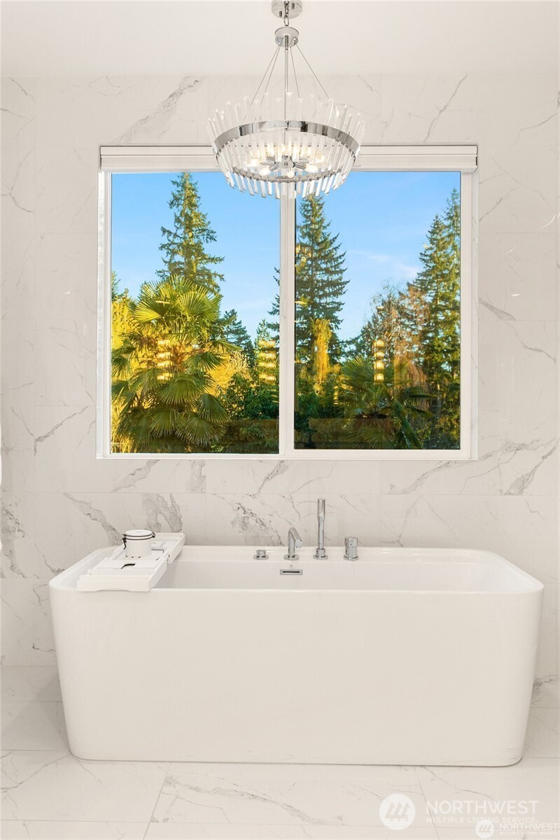 9215 NE 32nd Street , Clyde Hill, WA 98004-1630