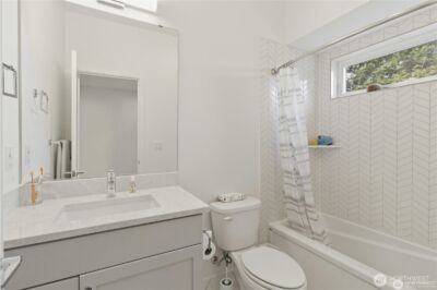 9215 NE 32nd Street , Clyde Hill, WA 98004-1630 - Photo 33
