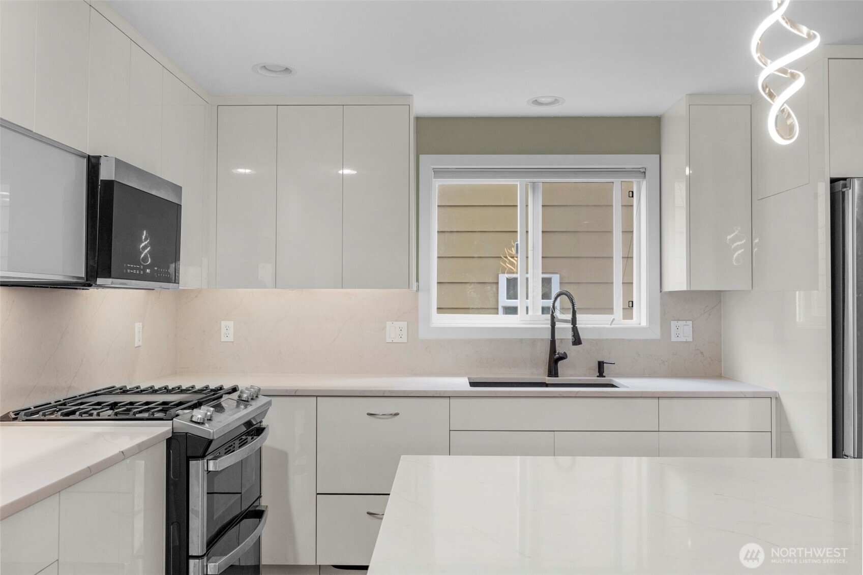 2118 W Ruffner Street , Seattle, WA 98199