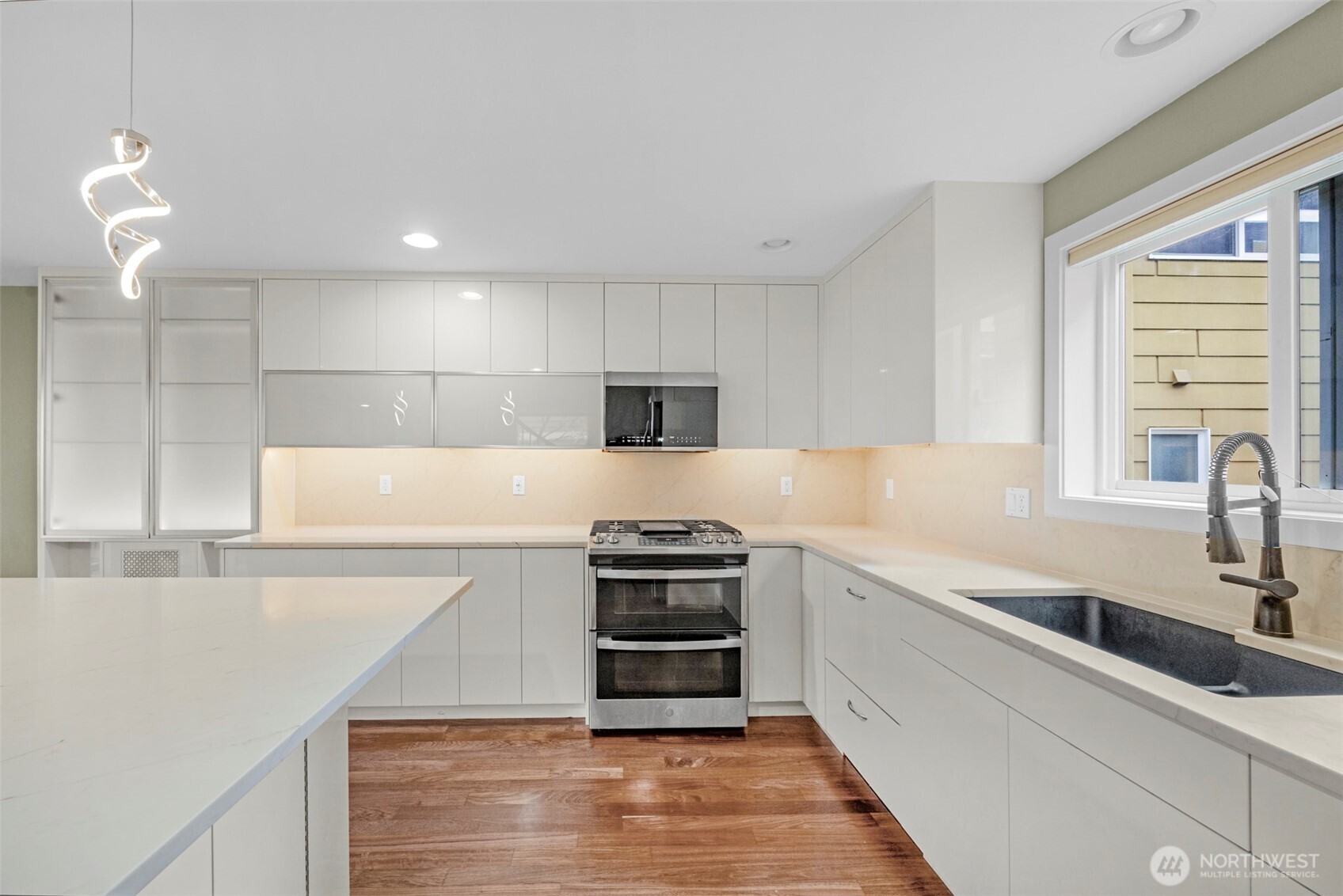 2118 W Ruffner Street , Seattle, WA 98199