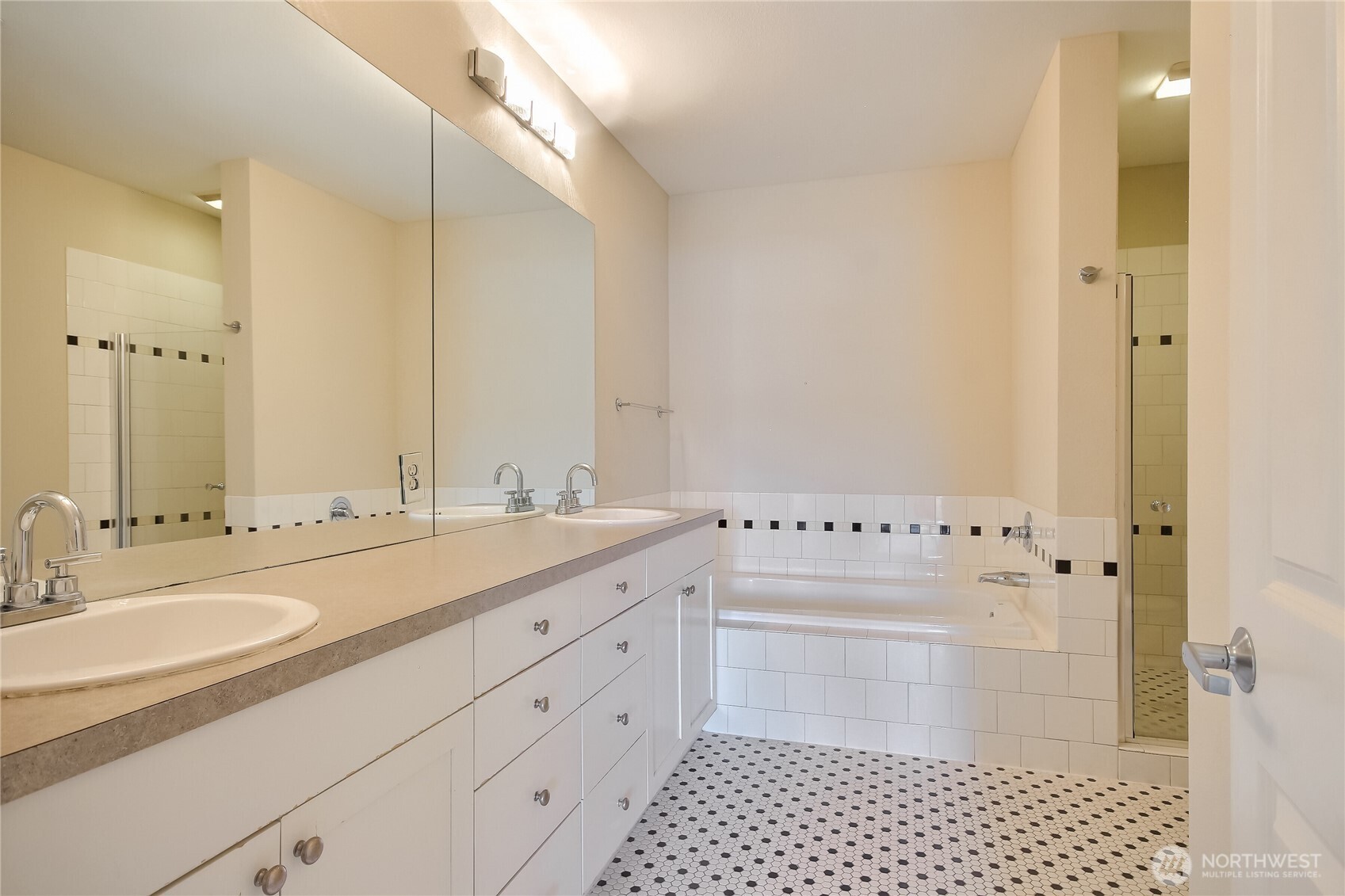 1000 Aurora Avenue N #310, Seattle, WA 98109-4177