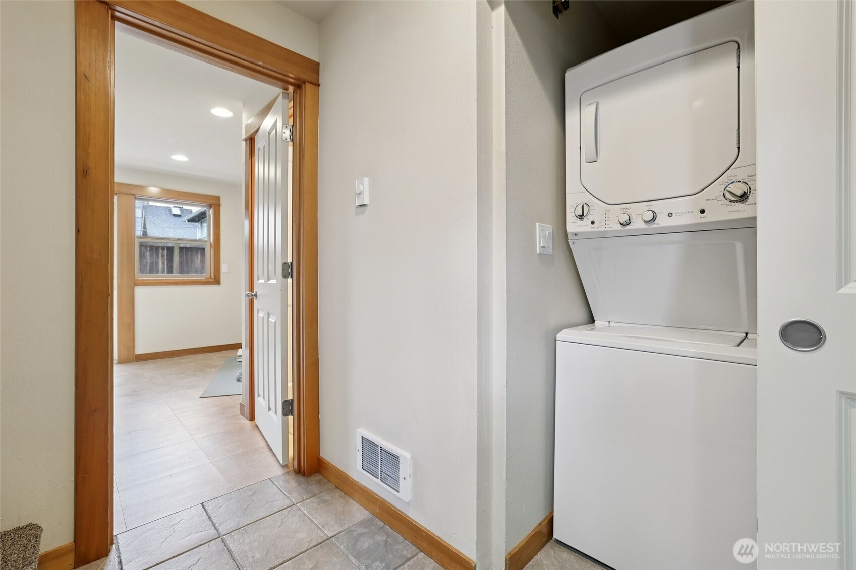 9047 17th Avenue SW #A, Seattle, WA 98106