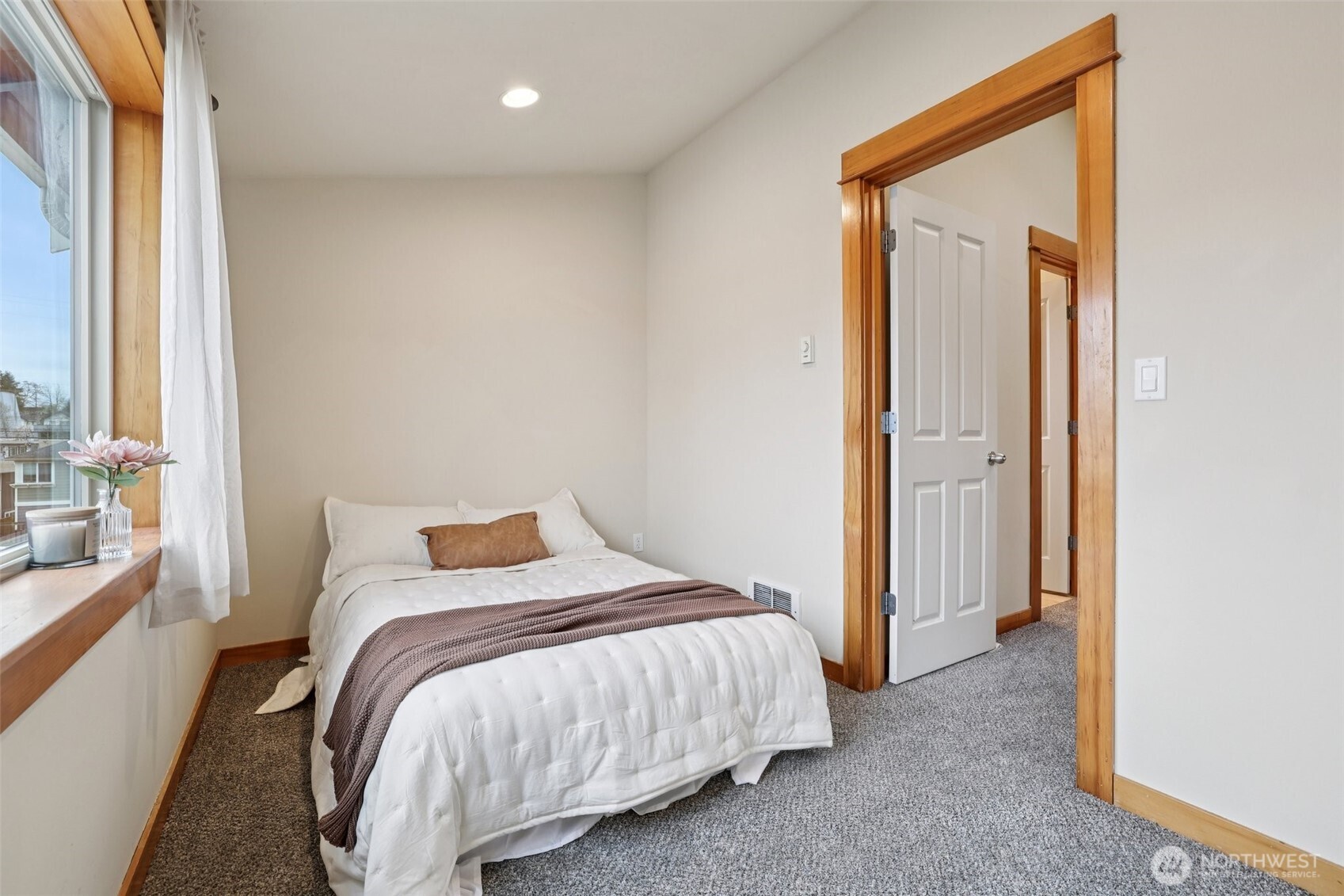 9047 17th Avenue SW #A, Seattle, WA 98106