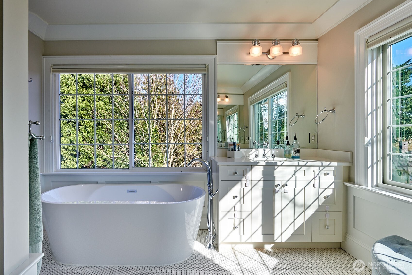 2736 34th Avenue S, Seattle, WA 98144-5561