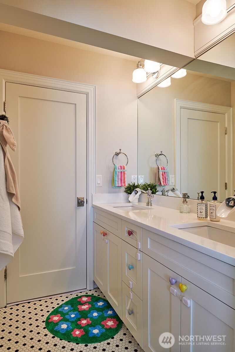 2736 34th Avenue S, Seattle, WA 98144-5561