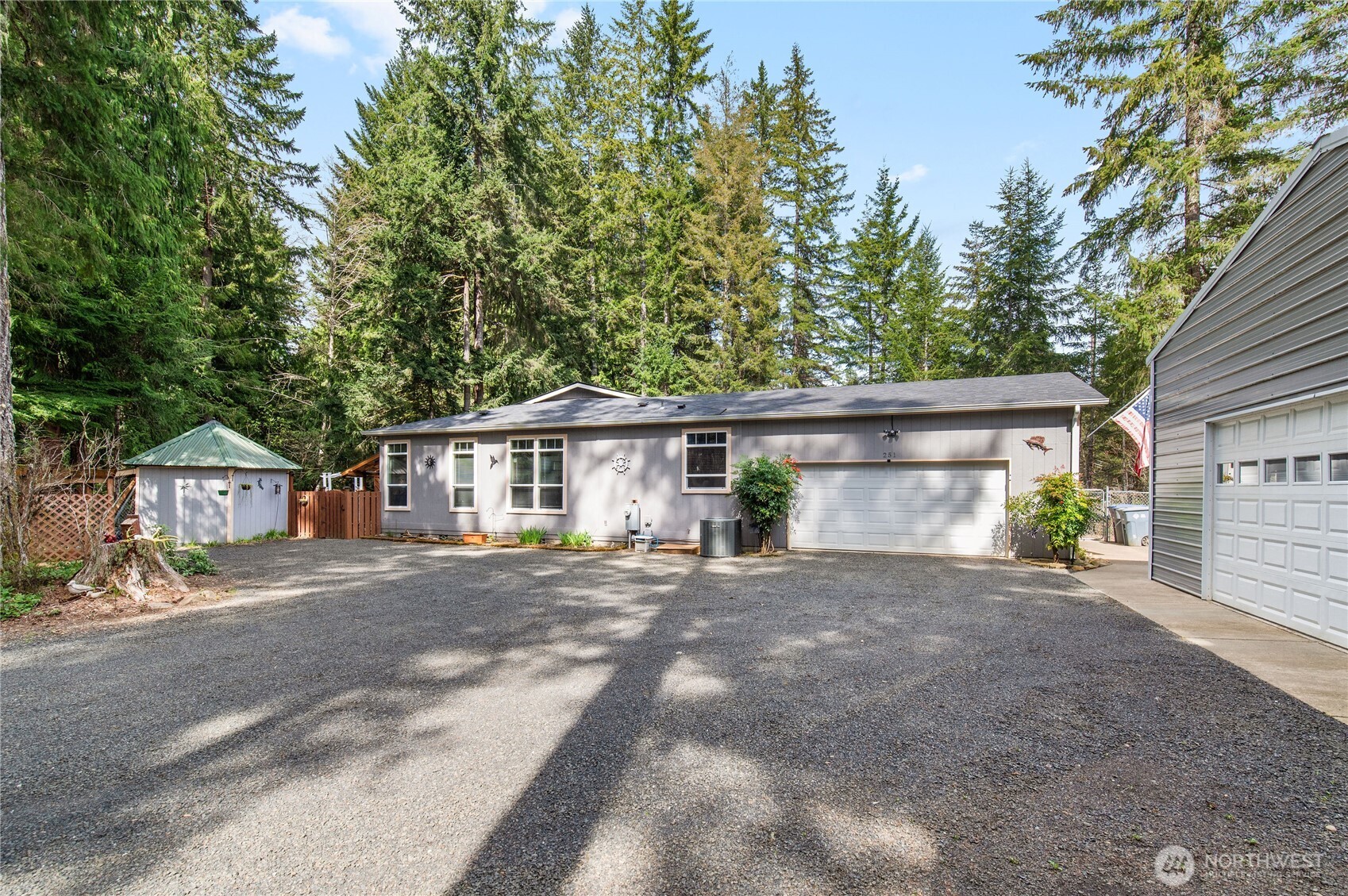 251 N Goldeneye Drive , Hoodsport, WA 98548