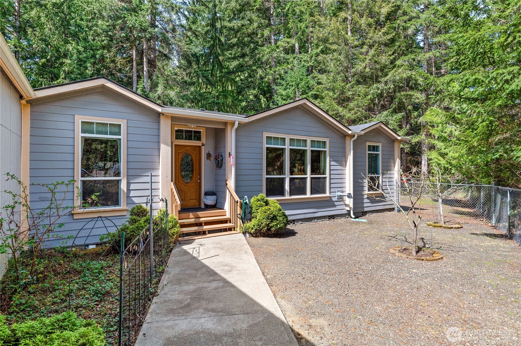251 N Goldeneye Drive , Hoodsport, WA 98548