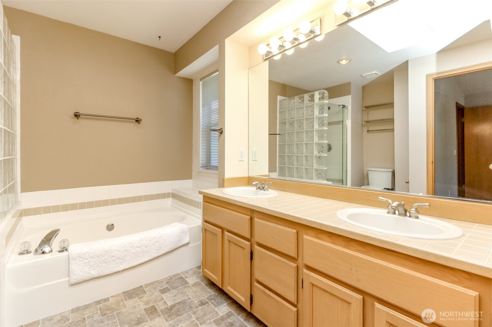 11823 SE 203rd Street , Kent, WA 98031