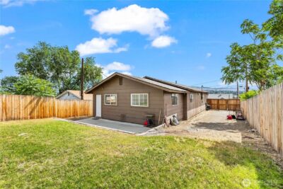 724 S Chelan Avenue , Wenatchee, WA 98801 - Photo 2
