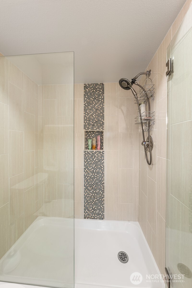 9918 NE 144th Lane #406, Kirkland, WA 98034