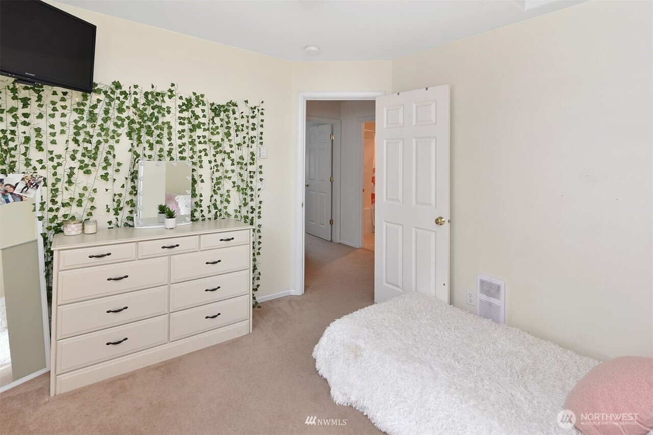 10603 NE Kingston Meadows Circle , Kingston, WA 98346-9346