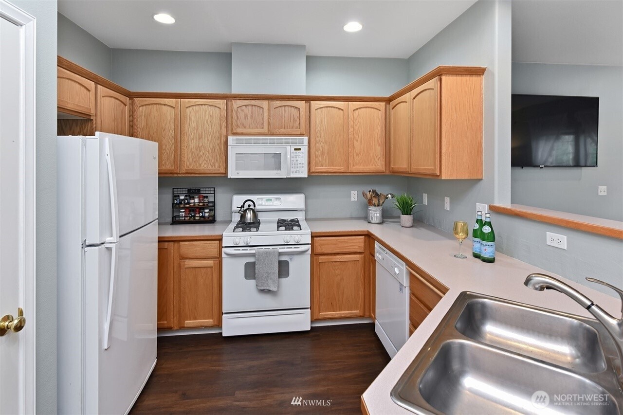 10603 NE Kingston Meadows Circle , Kingston, WA 98346-9346