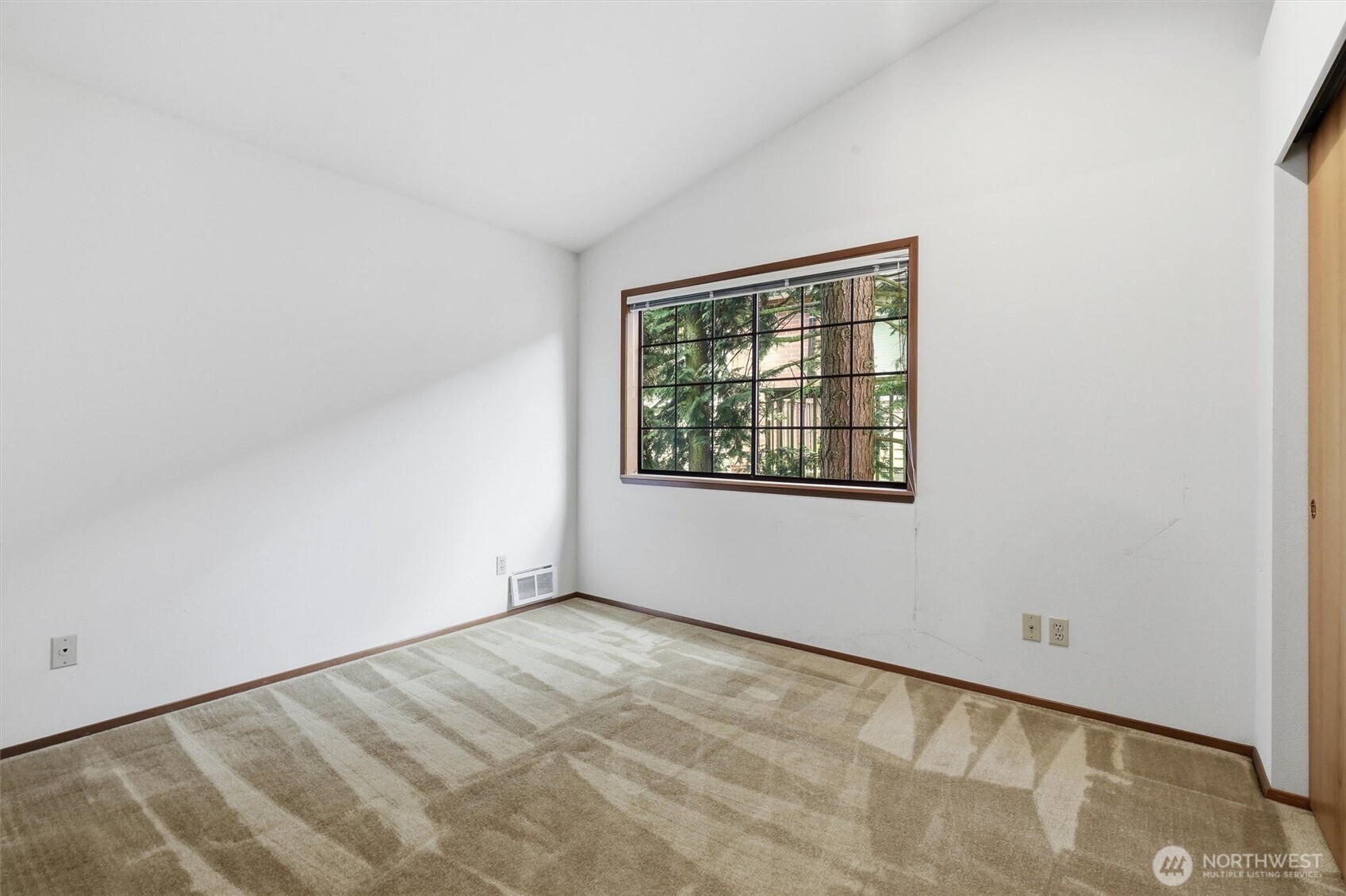 1572 NE 177th St #B10, Seattle, WA 98155