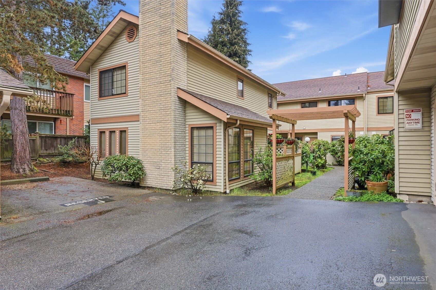 1572 NE 177th St #B10, Seattle, WA 98155