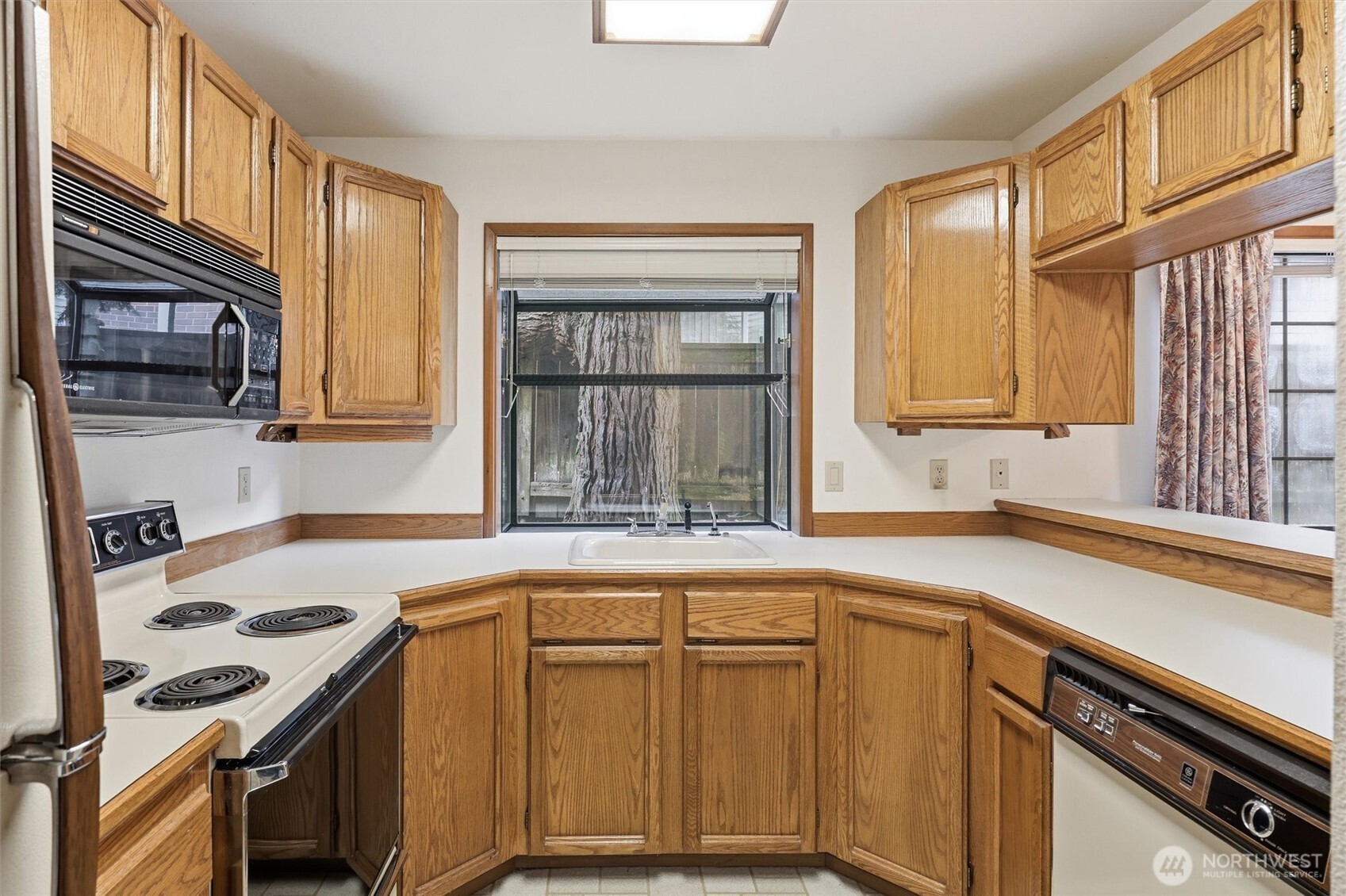 1572 NE 177th St #B10, Seattle, WA 98155