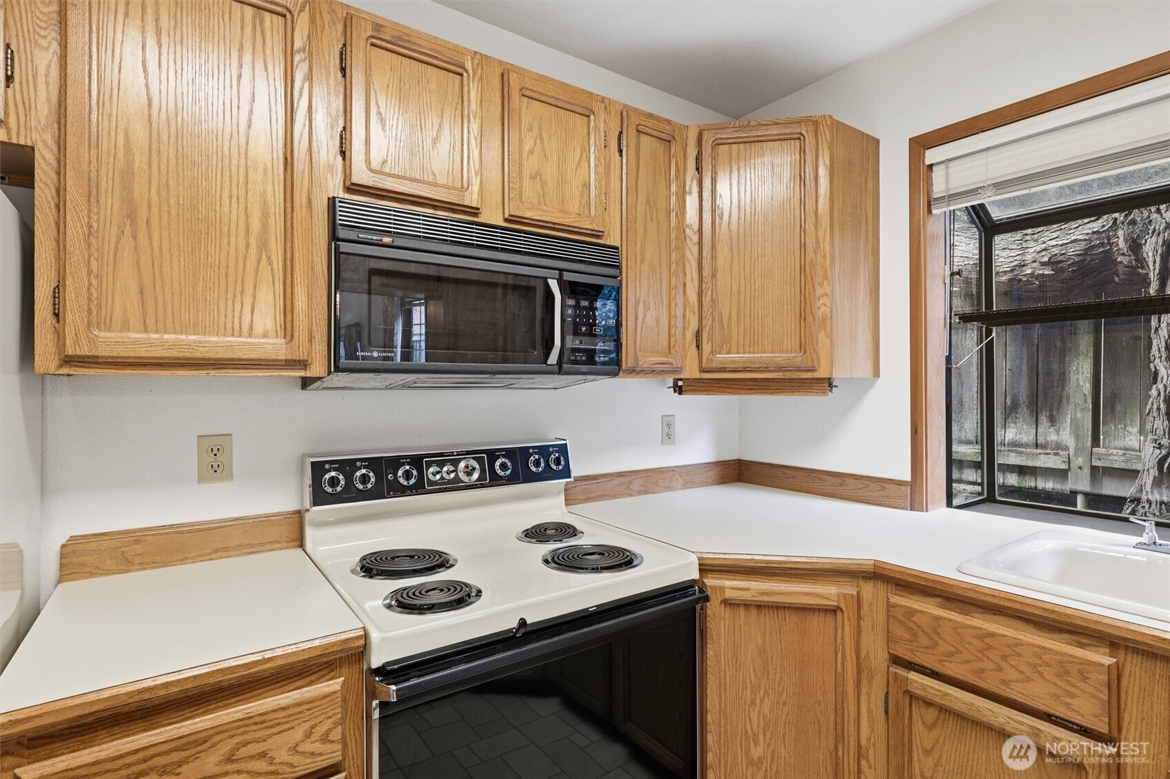 1572 NE 177th St #B10, Seattle, WA 98155