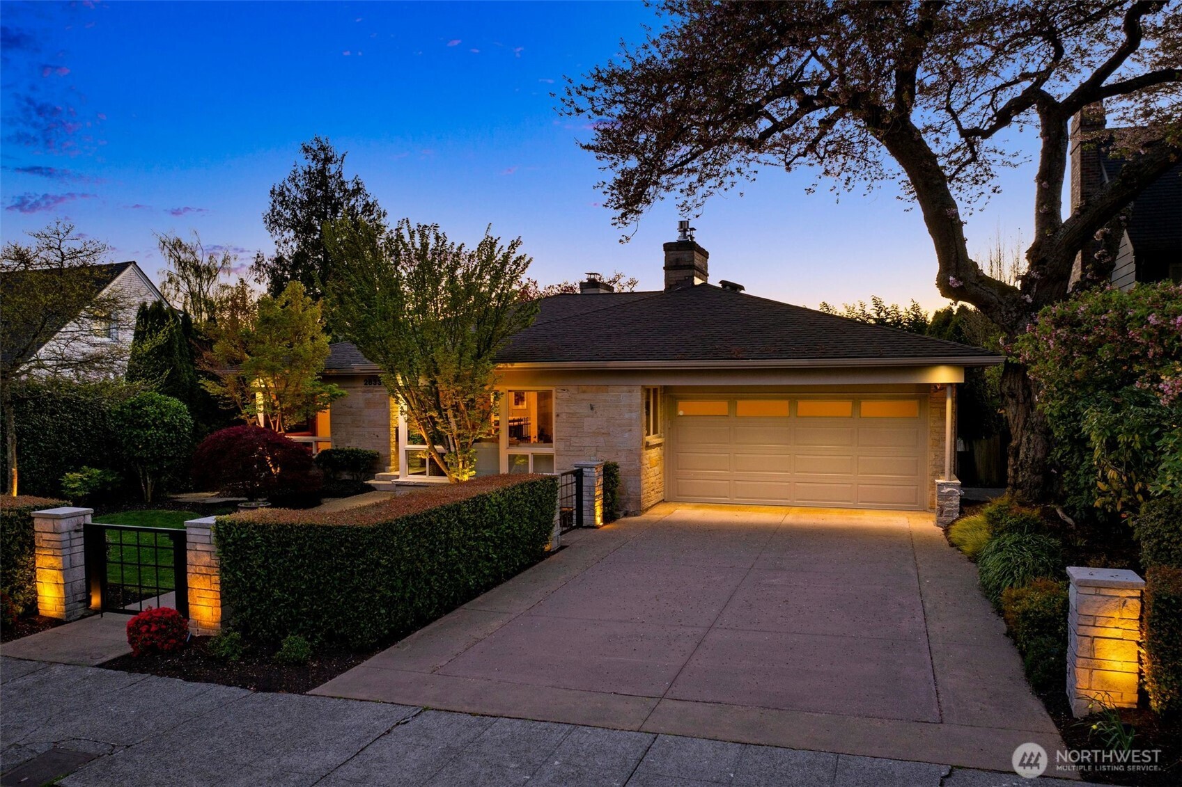 2833 W Viewmont Way W, Seattle, WA 98199