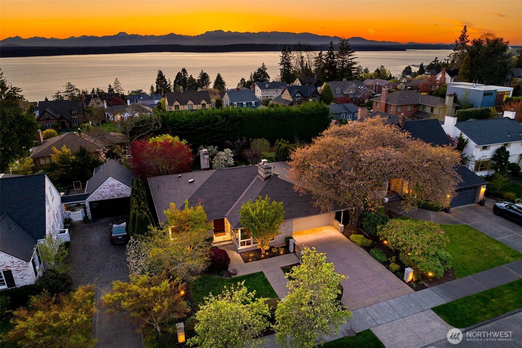 2833 W Viewmont Way W, Seattle, WA 98199