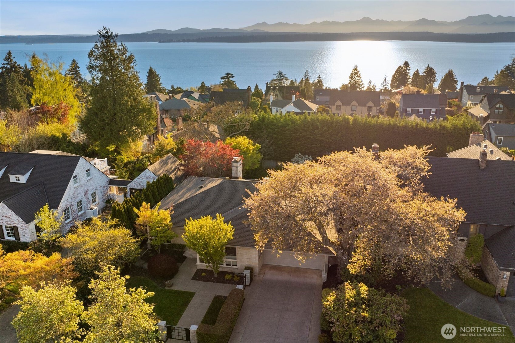 2833 W Viewmont Way W, Seattle, WA 98199