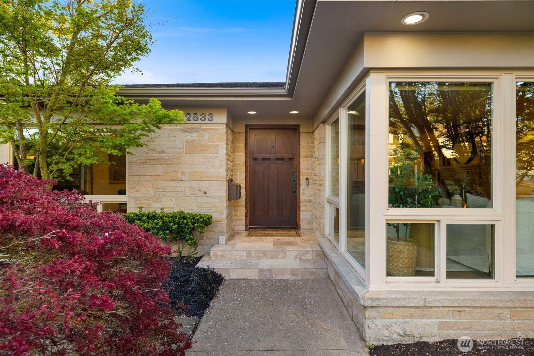 2833 W Viewmont Way W, Seattle, WA 98199
