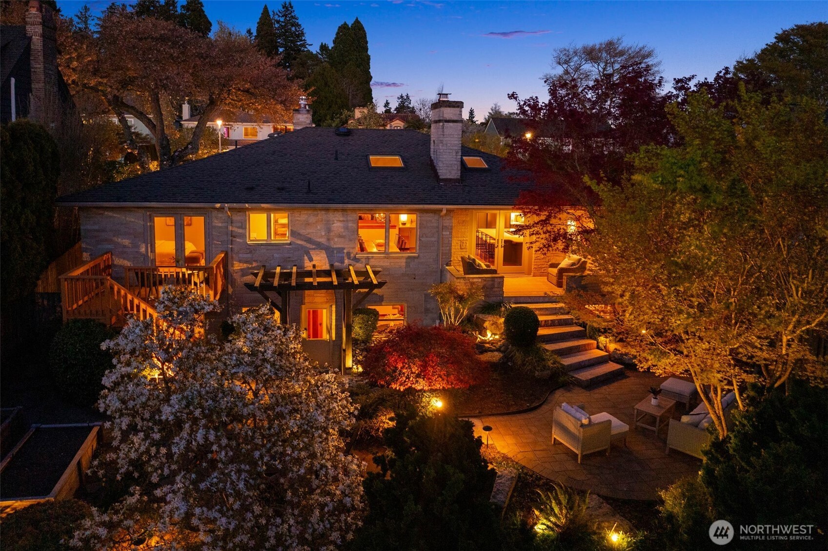 2833 W Viewmont Way W, Seattle, WA 98199