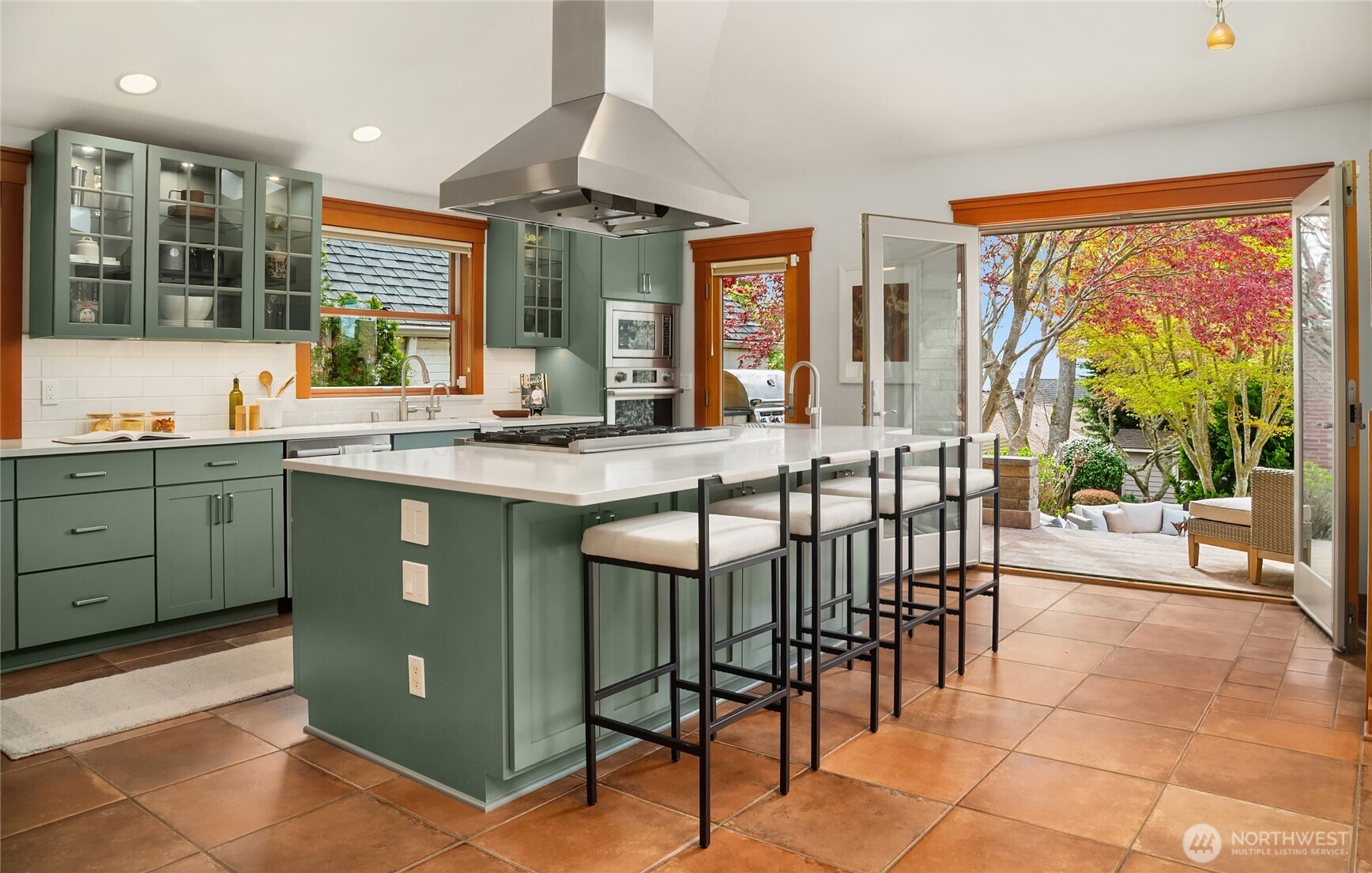 2833 W Viewmont Way W, Seattle, WA 98199