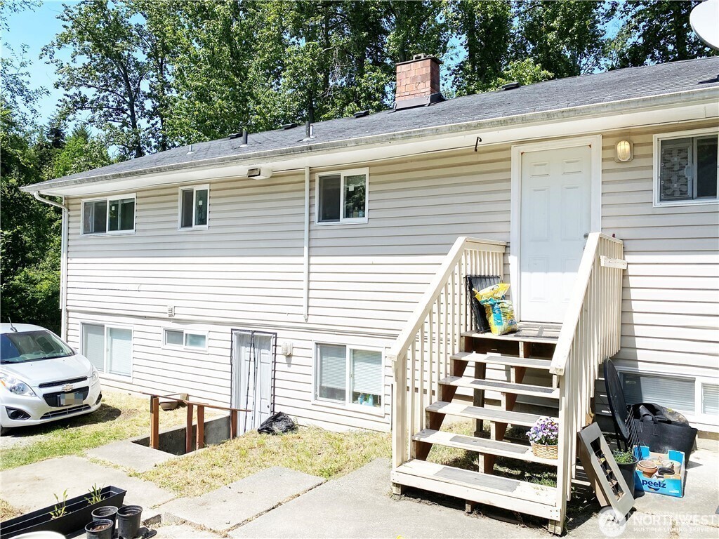 2413 SW Graham Street , Seattle, WA 98106