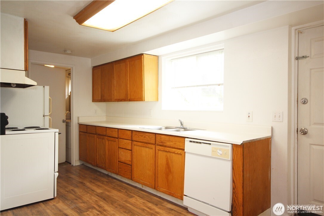 2413 SW Graham Street , Seattle, WA 98106