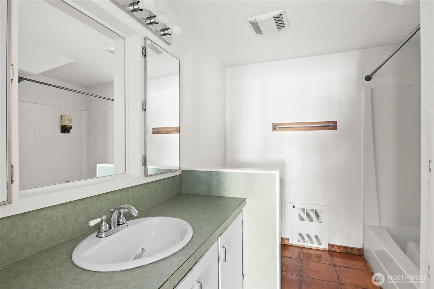 961 W Lake Samish Dr , Bellingham, WA 98229