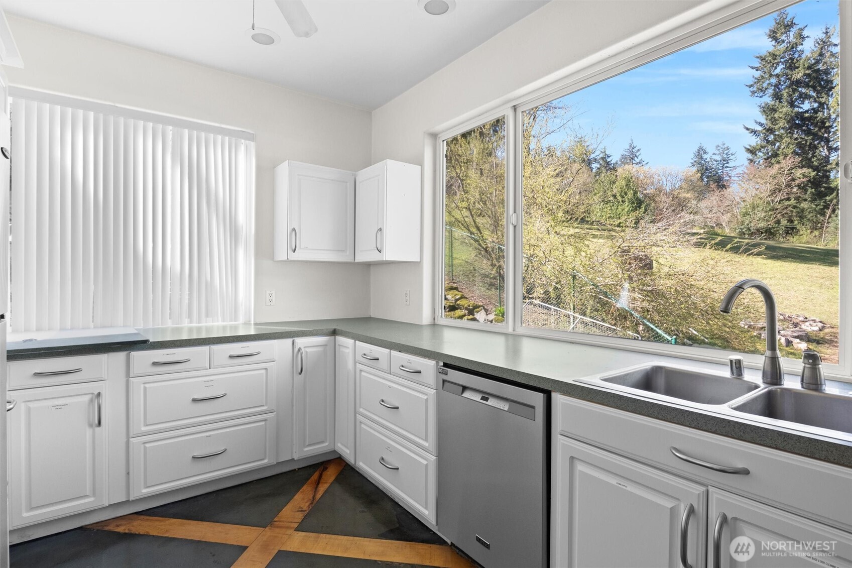 961 W Lake Samish Dr , Bellingham, WA 98229