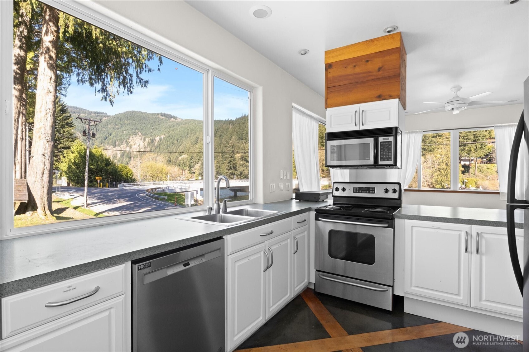 961 W Lake Samish Dr , Bellingham, WA 98229