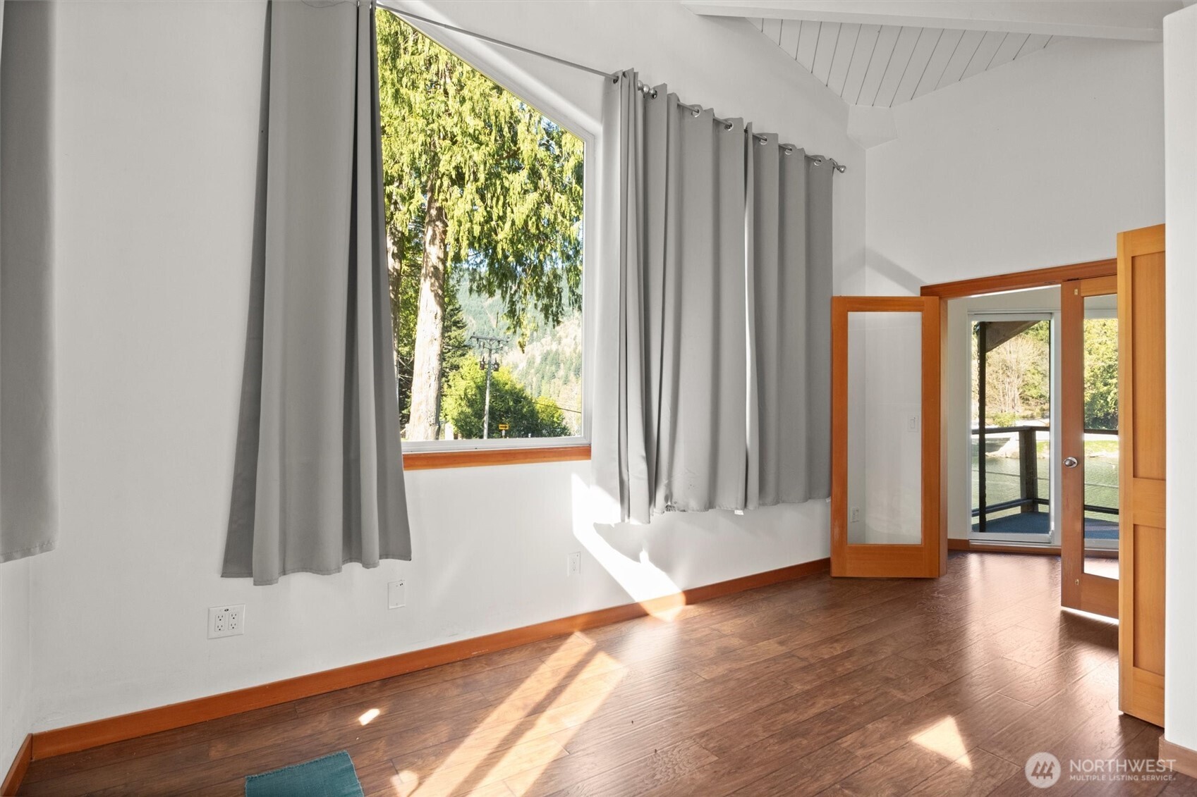 961 W Lake Samish Dr , Bellingham, WA 98229