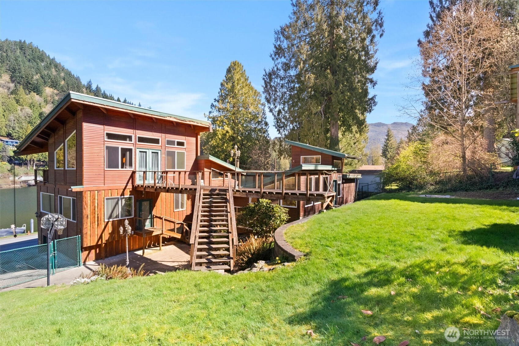 961 W Lake Samish Dr , Bellingham, WA 98229