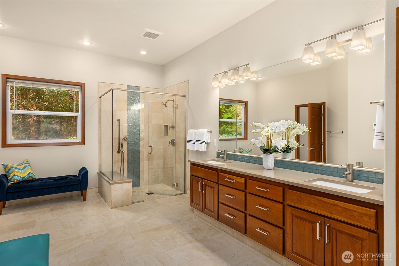 8387 NE Sumanee Place , Bainbridge Island, WA 98110