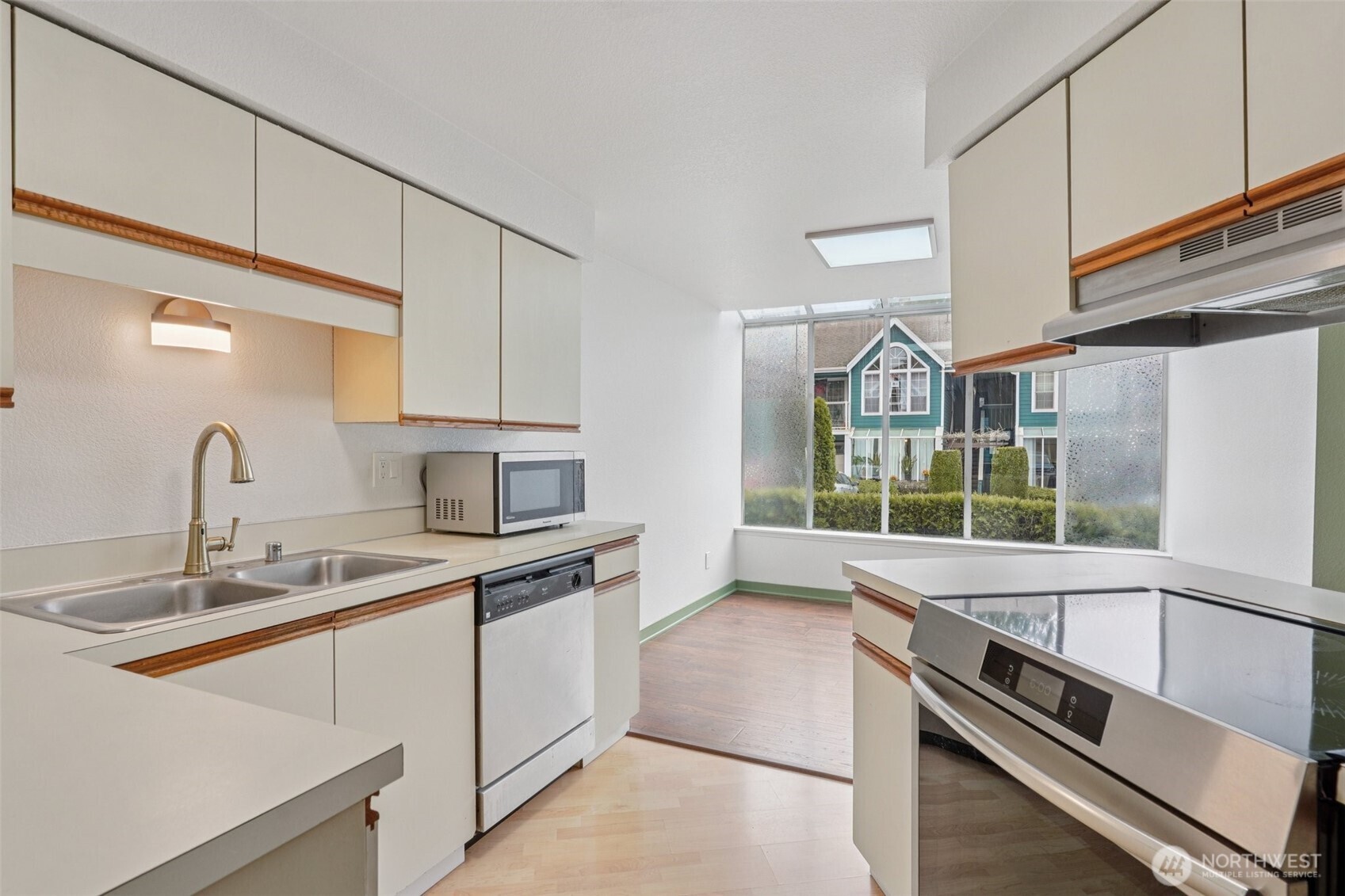 16419 Spruce Way #I3, Lynnwood, WA 98037-6952