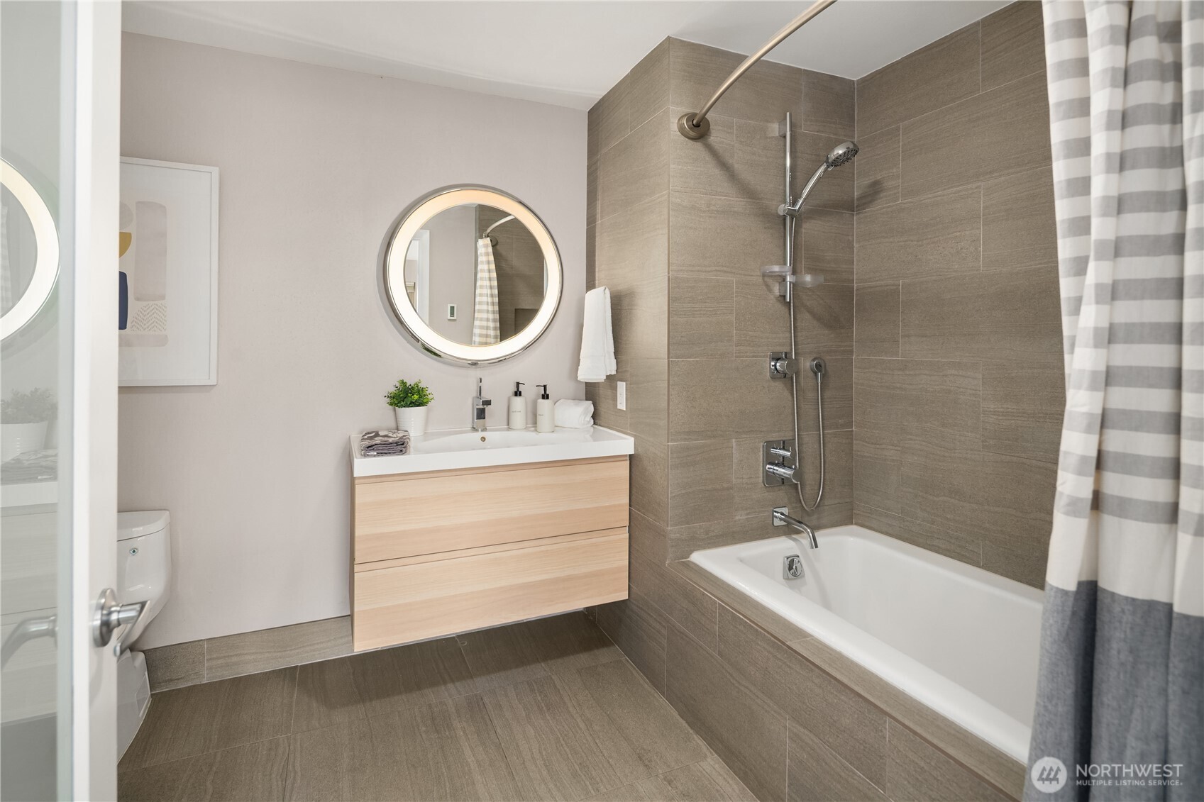 120 1st Avenue W #501, Seattle, WA 98119