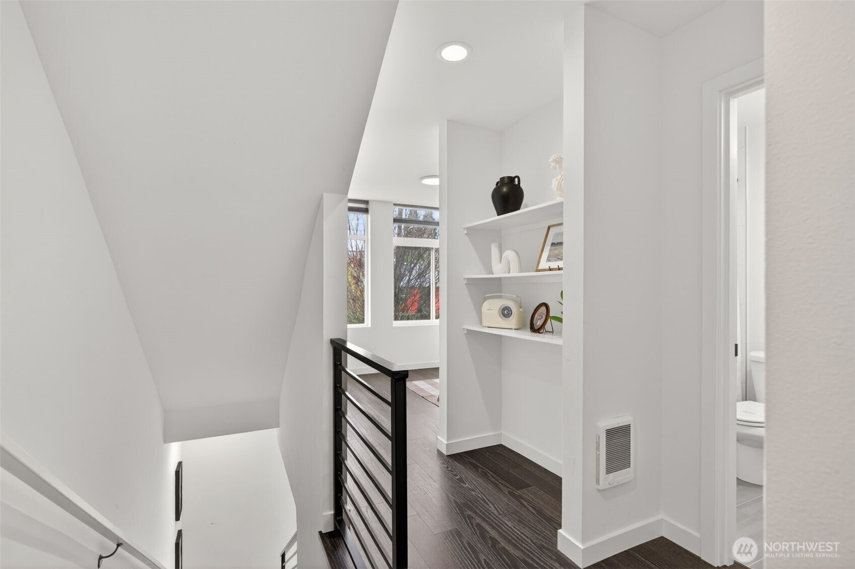 945 NW 56th Street , Seattle, WA 98107