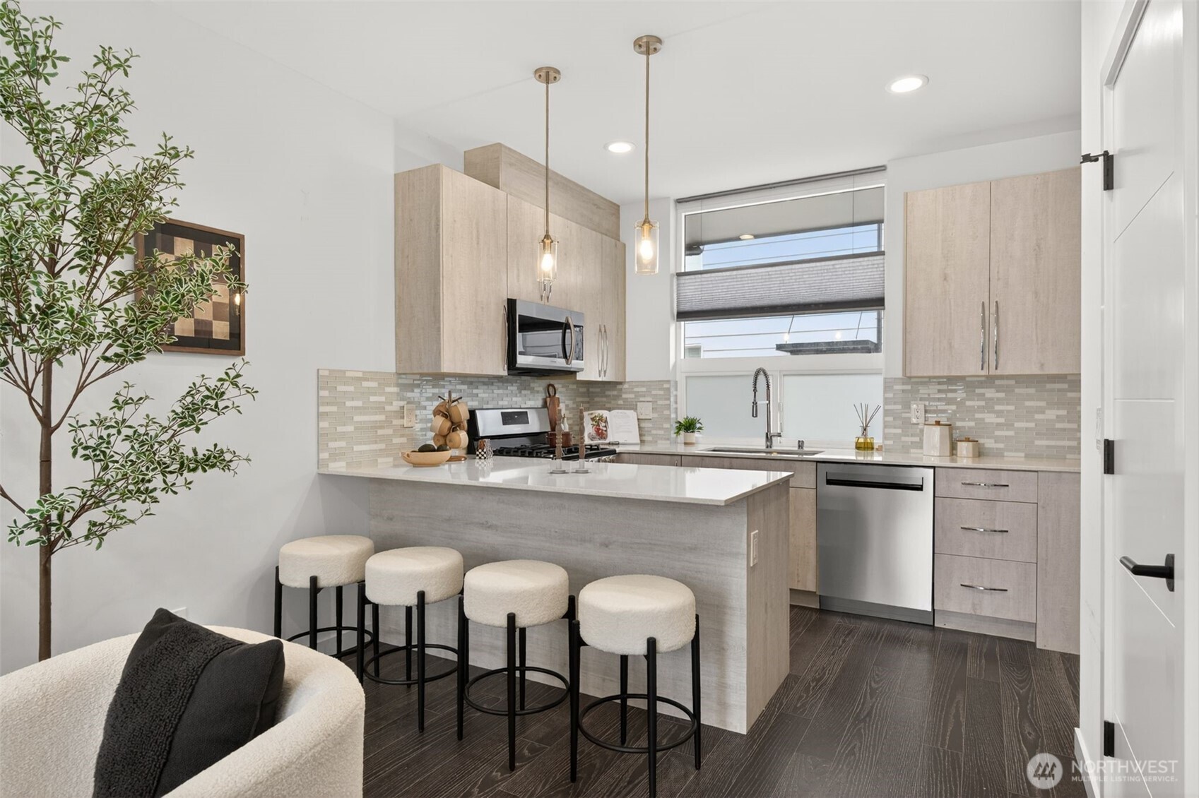 945 NW 56th Street , Seattle, WA 98107