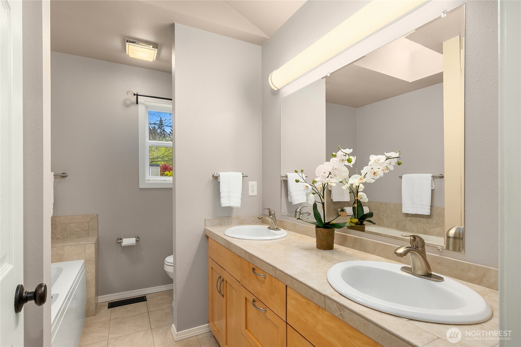 8450 Jennie Avenue NE, Bainbridge Island, WA 98110