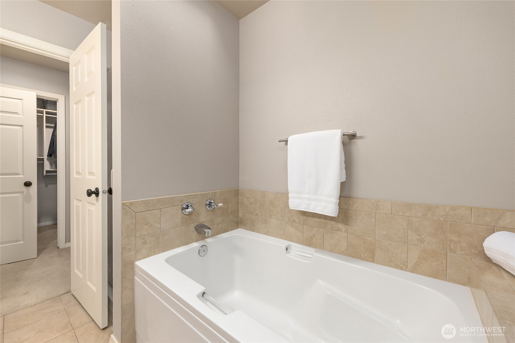 8450 Jennie Avenue NE, Bainbridge Island, WA 98110