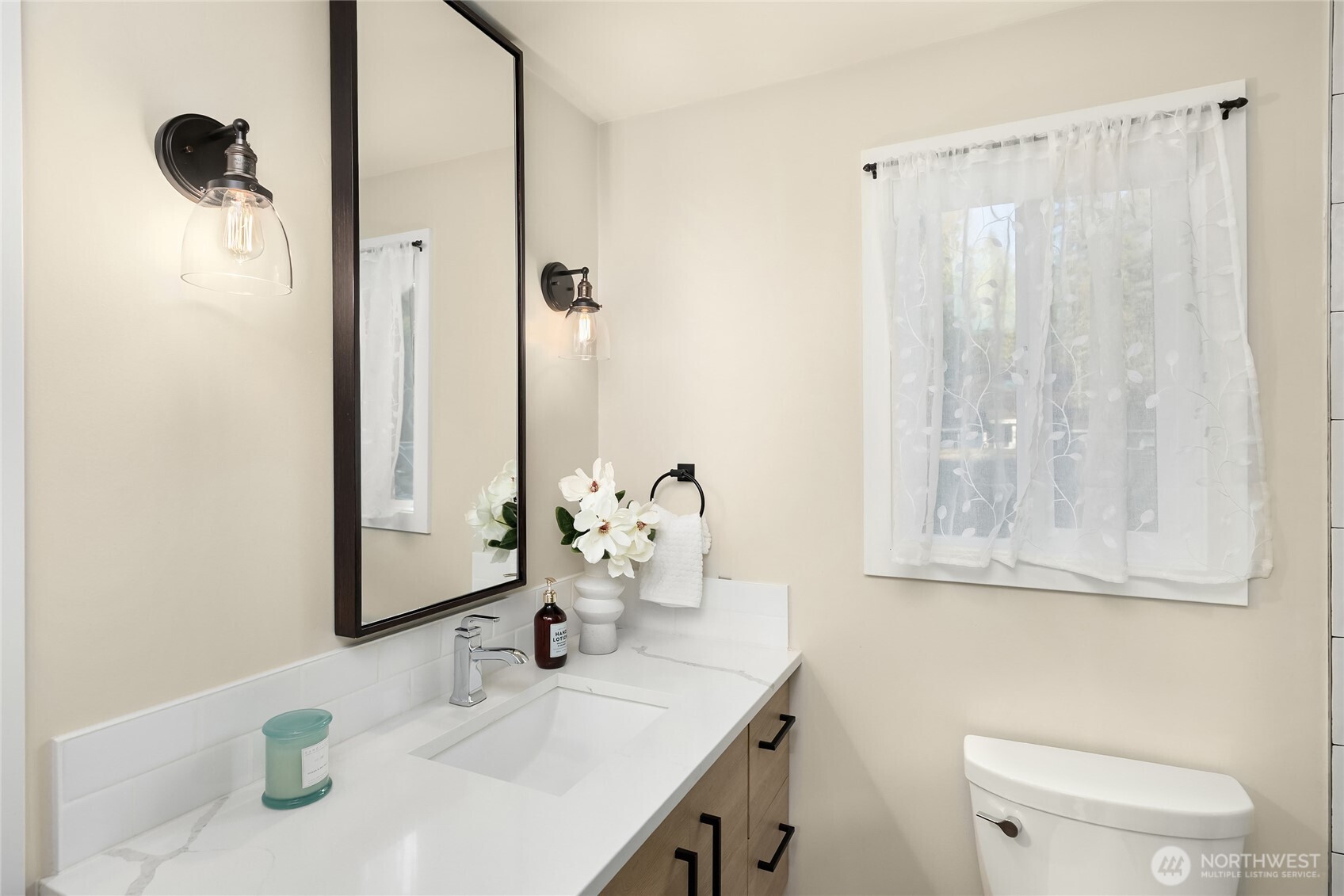 881 Park Avenue NE, Bainbridge Island, WA 98110