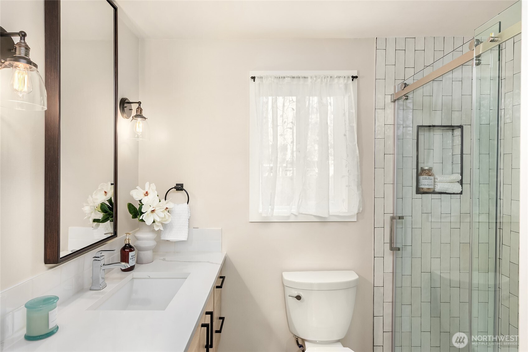 881 Park Avenue NE, Bainbridge Island, WA 98110