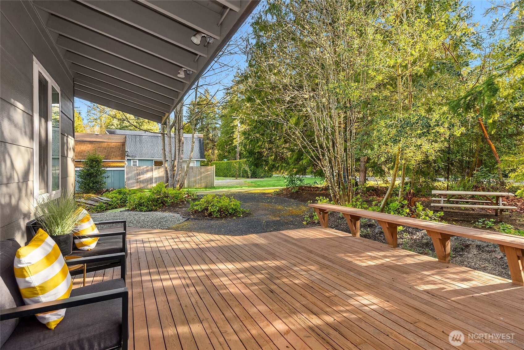 881 Park Avenue NE, Bainbridge Island, WA 98110