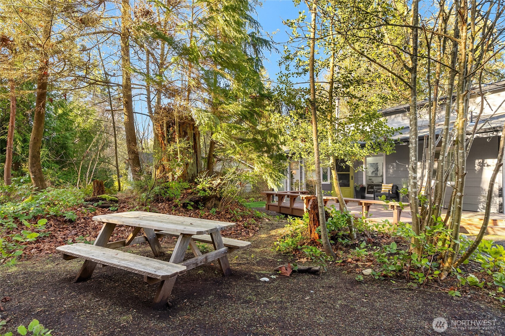881 Park Avenue NE, Bainbridge Island, WA 98110