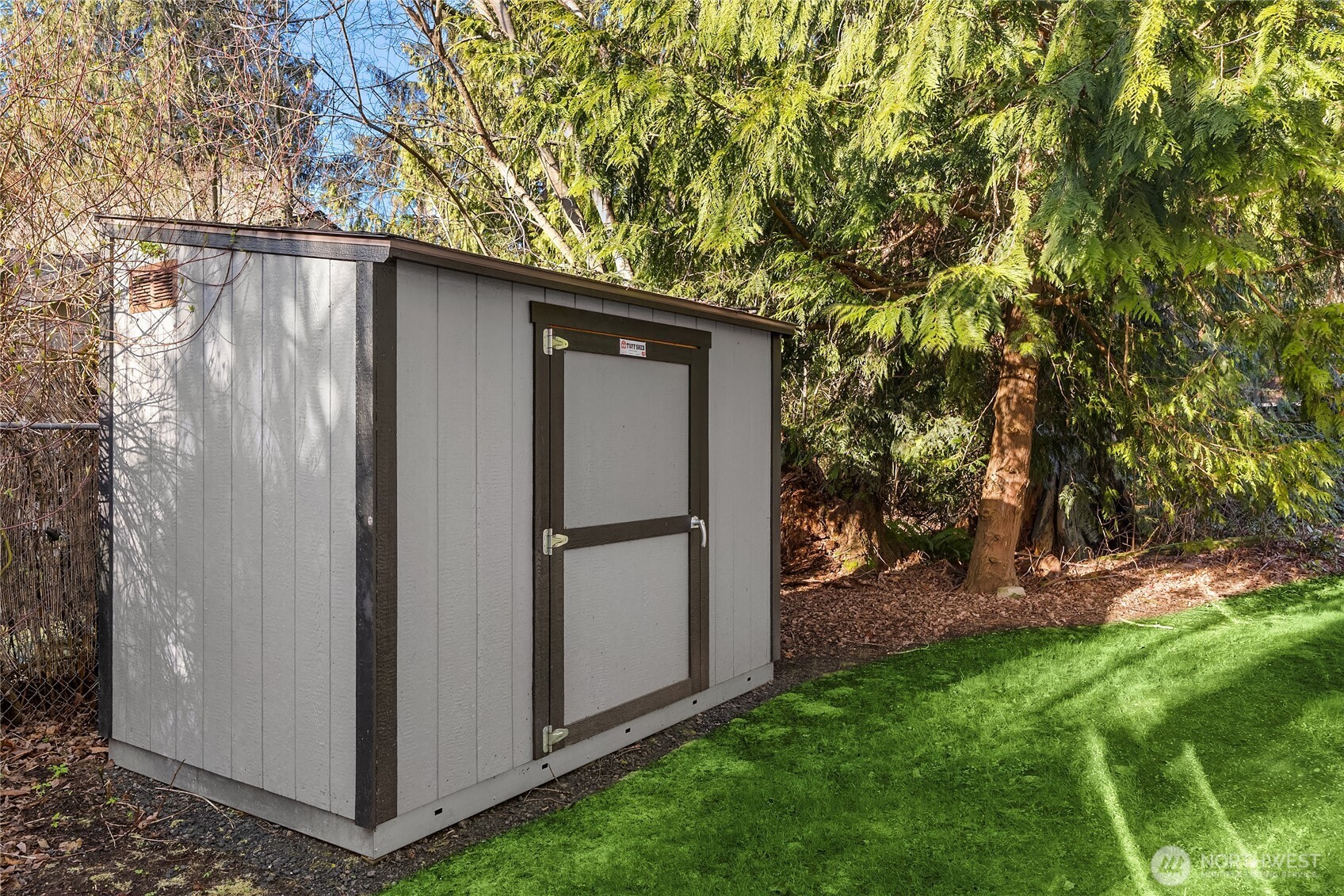881 Park Avenue NE, Bainbridge Island, WA 98110