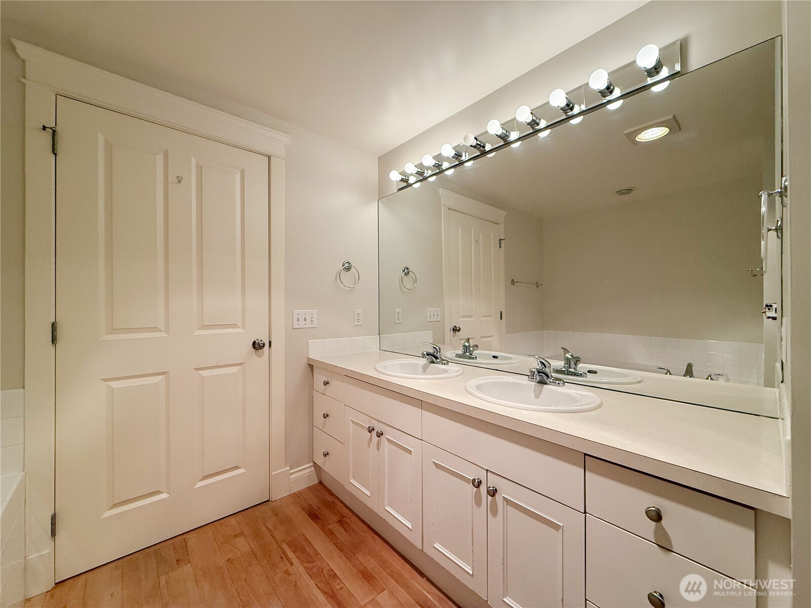 2334 Thorndyke Ave W #202, Seattle, WA 98199