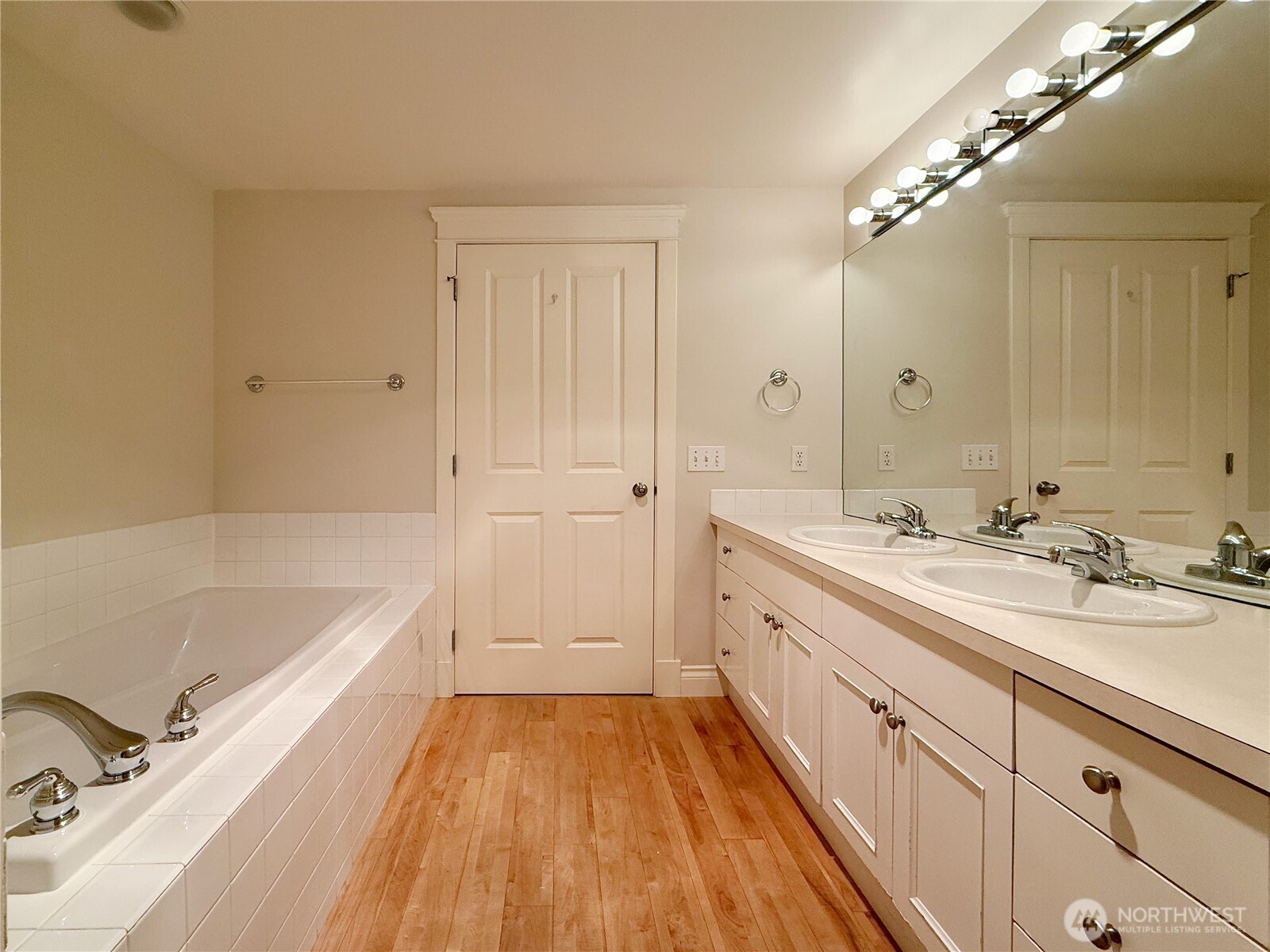 2334 Thorndyke Ave W #202, Seattle, WA 98199