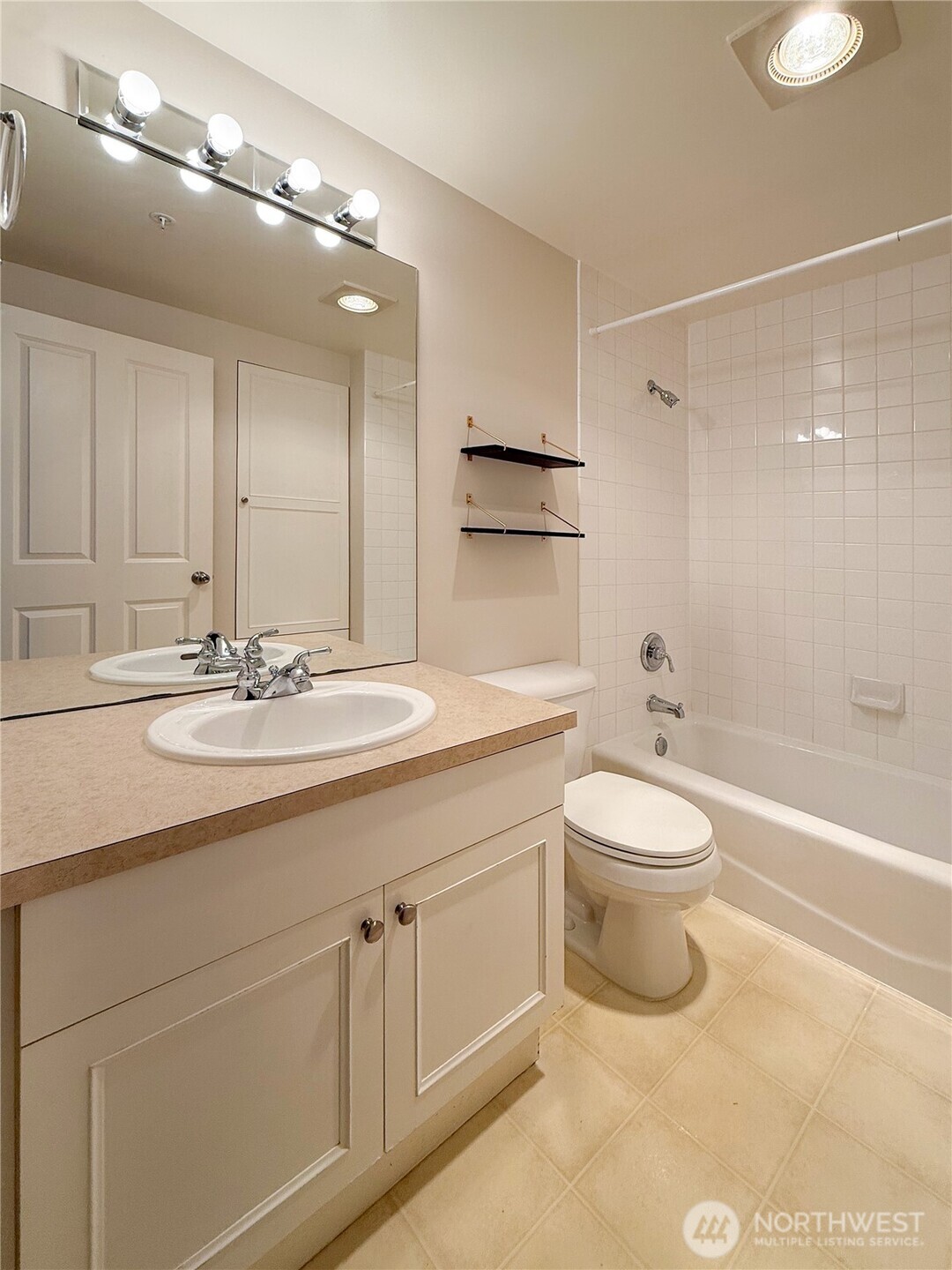 2334 Thorndyke Ave W #202, Seattle, WA 98199