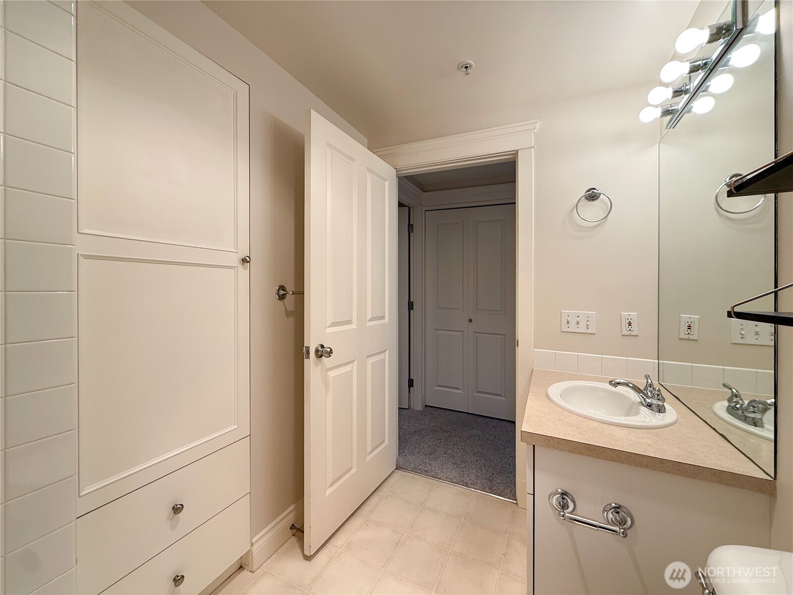 2334 Thorndyke Ave W #202, Seattle, WA 98199